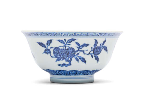 A FINE RARE MING-STYLE BLUE AND WHITE `SANDUO` BOWL - фото 1