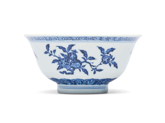 A FINE RARE MING-STYLE BLUE AND WHITE `SANDUO` BOWL - фото 2