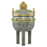 A SUPERB IMPERIAL CLOISONNE ENAMEL ARCHAISTIC TRIPOD CENSER WITH GILT BOSSES AND COVER - фото 1
