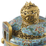 A SUPERB IMPERIAL CLOISONNE ENAMEL ARCHAISTIC TRIPOD CENSER WITH GILT BOSSES AND COVER - photo 2