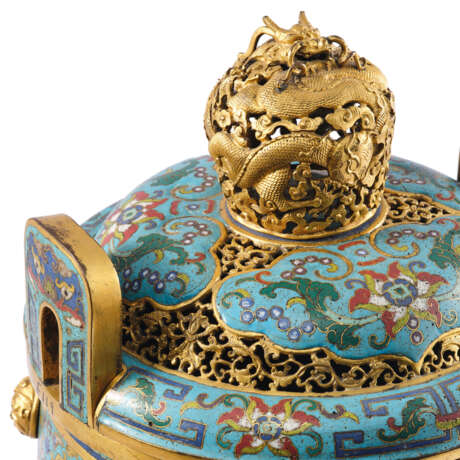 A SUPERB IMPERIAL CLOISONNE ENAMEL ARCHAISTIC TRIPOD CENSER WITH GILT BOSSES AND COVER - Foto 2