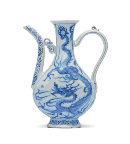 A RARE BLUE AND WHITE ‘DRAGON’ EWER - photo 1