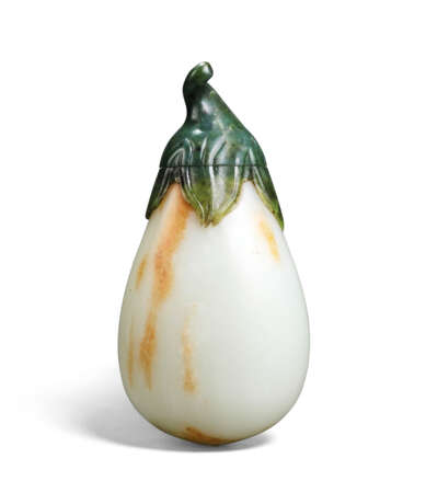 A RARE LARGE WHITE AND SPINACH-GREEN JADE AUBERGINE-FORM VASE AND COVER - Foto 1