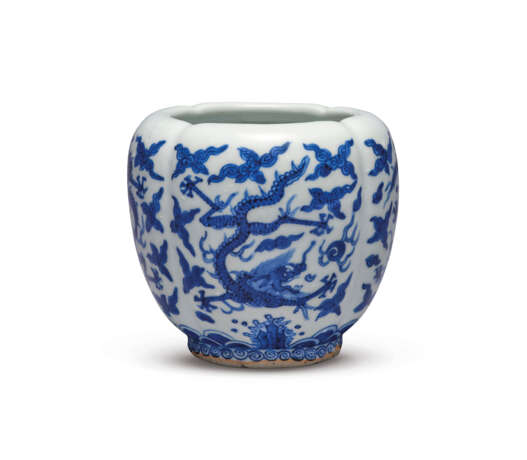 A FINE SMALL BLUE AND WHITE ‘DRAGON’ LOBED JAR - photo 1