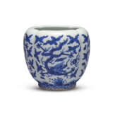 A FINE SMALL BLUE AND WHITE ‘DRAGON’ LOBED JAR - Foto 1