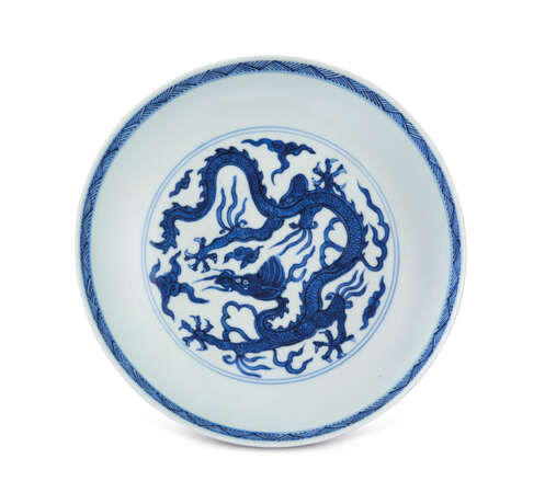 AN INCISED BLUE AND WHITE ‘DRAGON’ DISH - photo 1