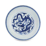 AN INCISED BLUE AND WHITE ‘DRAGON’ DISH - фото 1