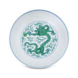 A FINE AND RARE UNDERGLAZE-BLUE AND GREEN-ENAMELLED ‘DRAGON’ DISH - фото 1