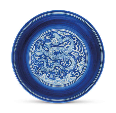 A RARE RESERVE-DECORATED BLUE AND WHITE ‘DRAGON’ DISH - фото 1
