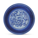 A RARE RESERVE-DECORATED BLUE AND WHITE ‘DRAGON’ DISH - фото 1