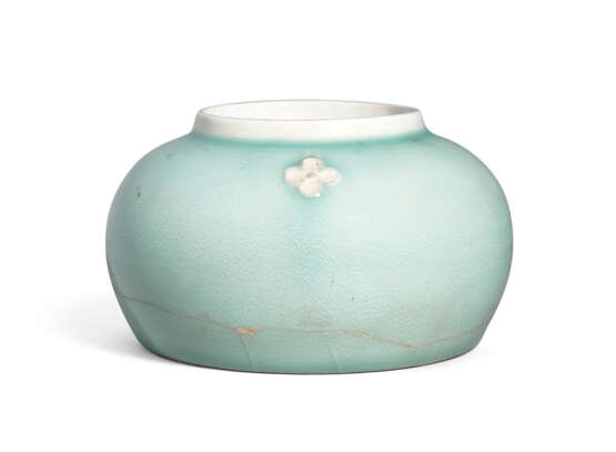 AN EXTREMELY RARE PALE CELADON-GLAZED COMPRESSED GLOBULAR JAR - фото 1