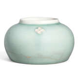 AN EXTREMELY RARE PALE CELADON-GLAZED COMPRESSED GLOBULAR JAR - Foto 1