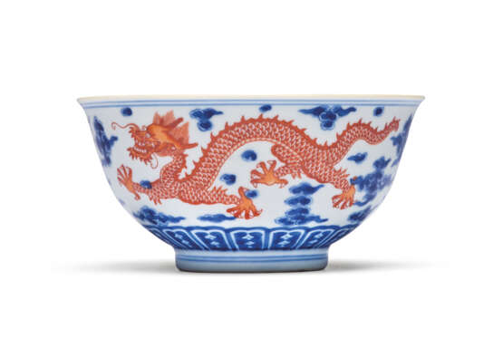 A FINE AND RARE UNDERGLAZE-BLUE AND IRON-RED DECORATED ‘DRAGON’ BOWL - фото 1