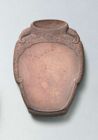 A ‘RED-VEINED’ STONE VASE-SHAPED INKSTONE - Foto 1