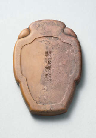 A ‘RED-VEINED’ STONE VASE-SHAPED INKSTONE - Foto 2