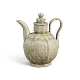 A RARE YUE CARVED OCTAGONAL EWER AND COVER - Foto 1