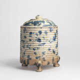 A BLUE SPLASHED SANCAI-GLAZED CYLINDRICAL TRIPOD CENSER AND A COVER - фото 1