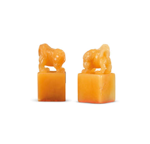 A PAIR OF SMALL YELLOW SOAPSTONE SEALS CARVED FOR PRINCE YINLI - Foto 1