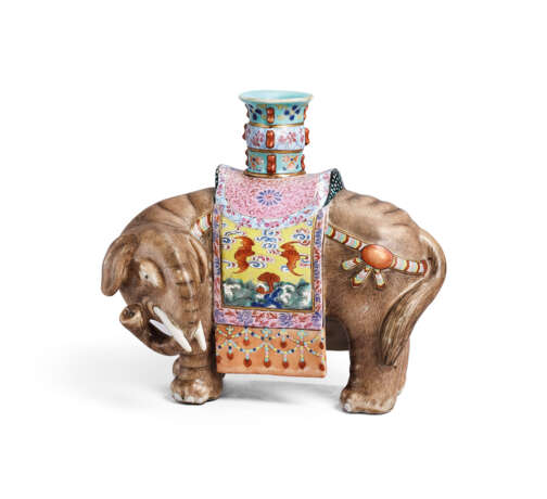 A FAMILLE ROSE ‘ELEPHANT AND VASE’ CANDLE HOLDER - фото 1