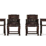 A SET OF FOUR CARVED HARDWOOD ARMCHAIRS AND TWO SQUARE SIDE TABLES - Foto 1