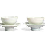 A PAIR OF QINGBAI CUPS AND STANDS - Foto 1