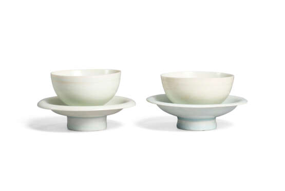 A PAIR OF QINGBAI CUPS AND STANDS - Foto 1