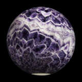 A VERY LARGE AMETHYST BANDED SPHERE WITH CHEVRONS - Foto 1