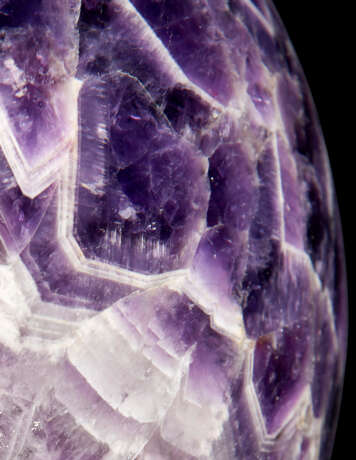 A VERY LARGE AMETHYST BANDED SPHERE WITH CHEVRONS - photo 2