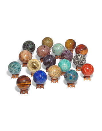 A DIVERSE GROUP OF EIGHTEEN AESTHETIC MINERAL SPHERES - Foto 1