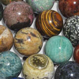 A DIVERSE GROUP OF EIGHTEEN AESTHETIC MINERAL SPHERES - Foto 3