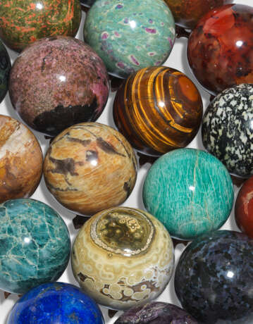 A DIVERSE GROUP OF EIGHTEEN AESTHETIC MINERAL SPHERES - Foto 3