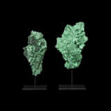 A GROUP OF TWO NATURAL MALACHITE SPECIMENS - Foto 1
