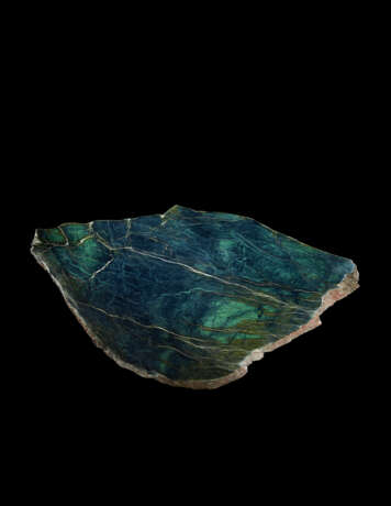 AN ATTRACTIVE NEPHRITE JADE TABLETOP WITH BASE - фото 1