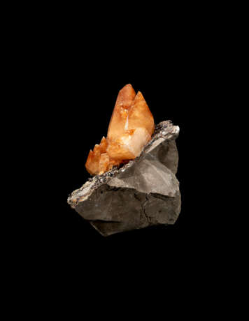 A CLUSTER OF LARGE ORANGE CALCITE CRYSTALS ON SPHALERITE - фото 1