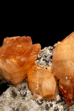 A CLUSTER OF LARGE ORANGE CALCITE CRYSTALS ON SPHALERITE - фото 3