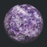 A FINE AMETHYST SPHERE WITH CRYSTAL CAVITY - Foto 4