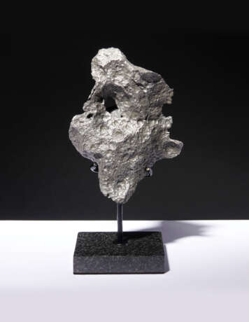 AN AESTHETIC CHINGA METEORITE — TABLETOP SCULPTURE FROM OUTER SPACE - Foto 1