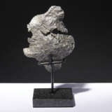 AN AESTHETIC CHINGA METEORITE — TABLETOP SCULPTURE FROM OUTER SPACE - Foto 3