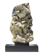 Флюорит. AN UPRIGHT SPECIMEN OF FLUORITE AND PYRITE