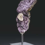 AN ATTRACTIVE SPECIMEN OF AMETHYST WITH CENTRAL CALCITE POINT - Foto 3
