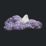 AN ATTRACTIVE SPECIMEN OF AMETHYST WITH CENTRAL CALCITE POINT - Foto 4