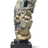 AN UPRIGHT SPECIMEN OF FLUORITE AND PYRITE - Foto 4
