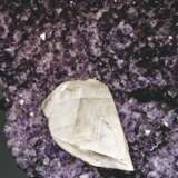 AN ATTRACTIVE SPECIMEN OF AMETHYST WITH CENTRAL CALCITE POINT - Foto 8