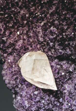 AN ATTRACTIVE SPECIMEN OF AMETHYST WITH CENTRAL CALCITE POINT - photo 8