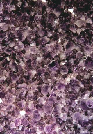 AN ATTRACTIVE SPECIMEN OF AMETHYST WITH CENTRAL CALCITE POINT - Foto 10