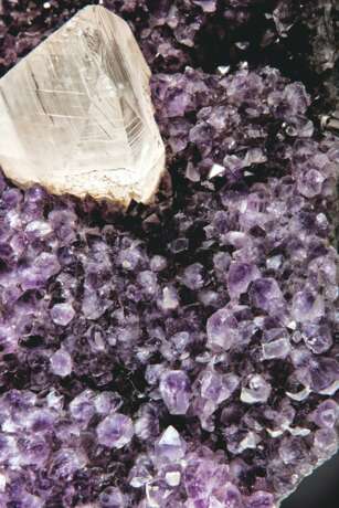 AN ATTRACTIVE SPECIMEN OF AMETHYST WITH CENTRAL CALCITE POINT - фото 11