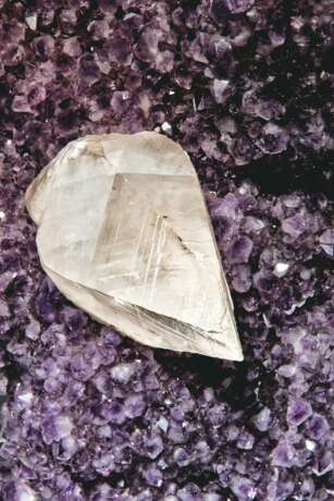 AN ATTRACTIVE SPECIMEN OF AMETHYST WITH CENTRAL CALCITE POINT - фото 12