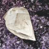 AN ATTRACTIVE SPECIMEN OF AMETHYST WITH CENTRAL CALCITE POINT - Foto 12