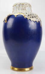 WPM: Vase mit oberseitigem Lochdekor.