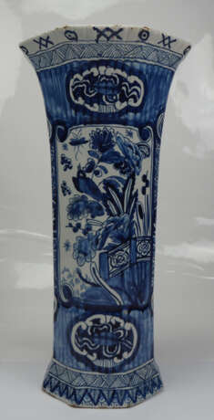 Delft: Oktogonale Vase. - photo 1